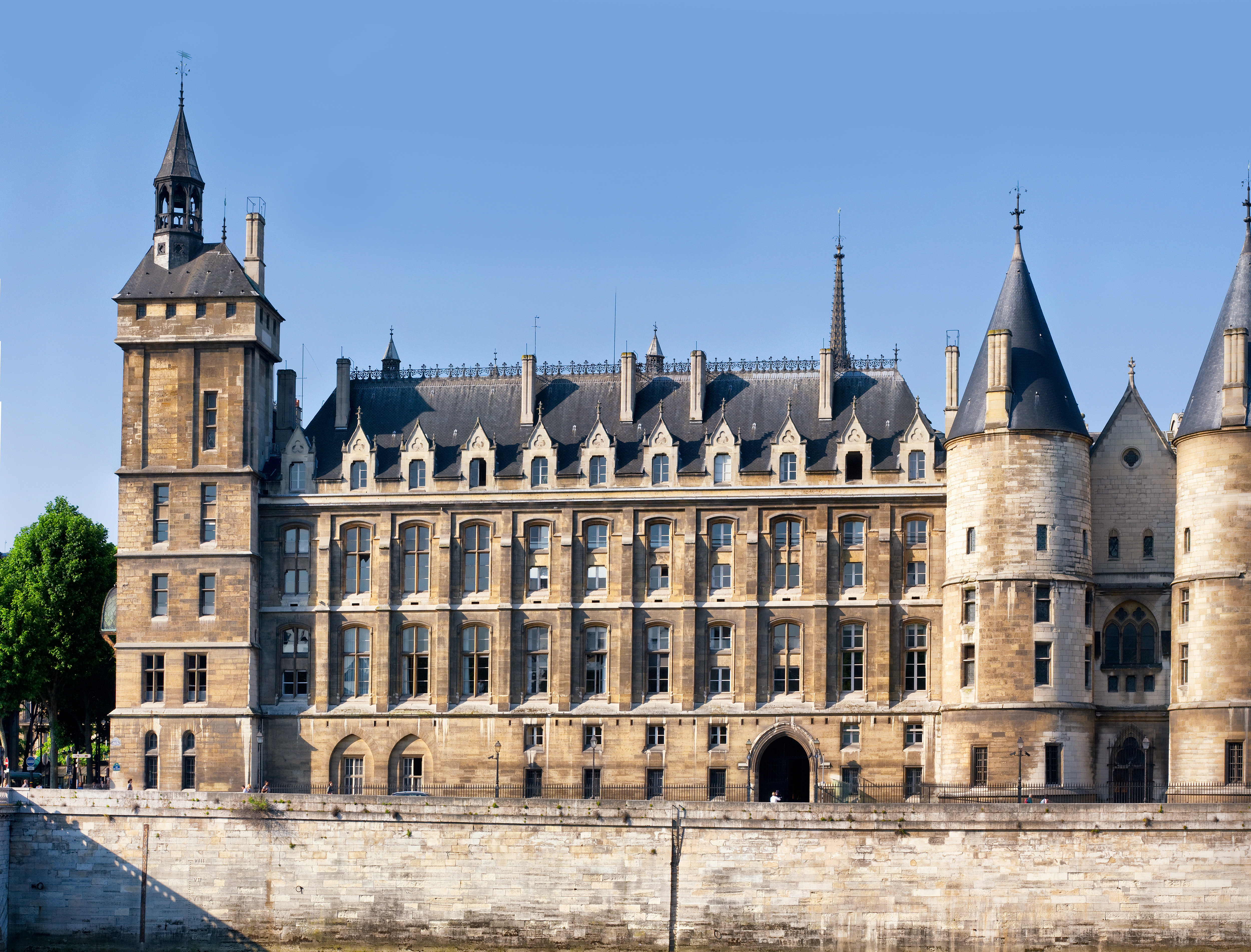 Guided Tour of Île de la Cité and Notre-Dame’s Exterior with Crypt Entry in Small Group - Alojamientos en Paris
