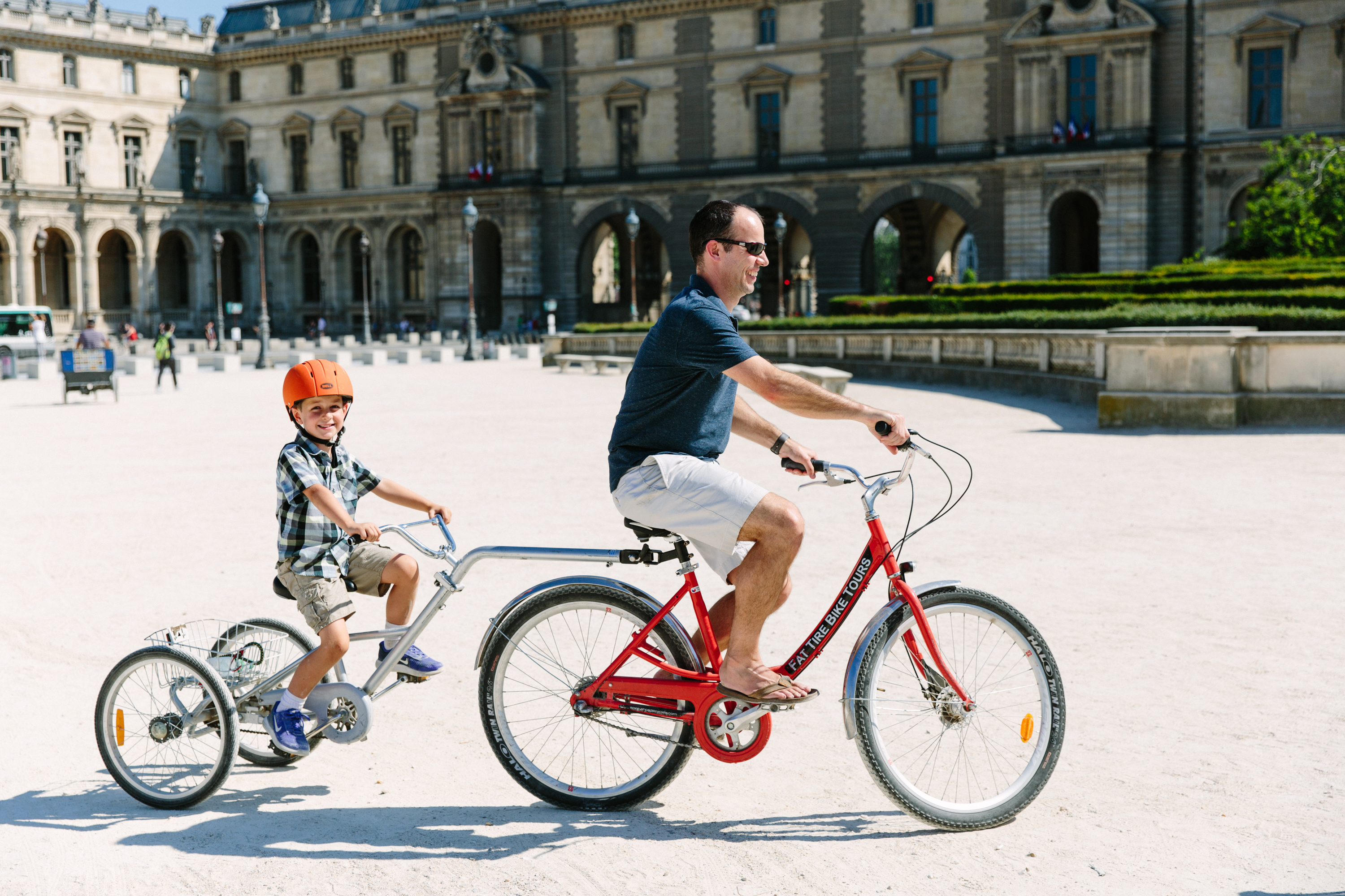 Image 2 | Highlights of Paris Bike Tour | WeShare