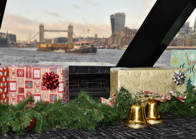 Christmas Day Sightseeing Cruise on the River Thames Christmas Day Sightseeing Cruise on the River Thames