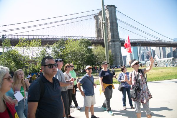 Guided Tour of a Group in front of the Brooklyn Bridge