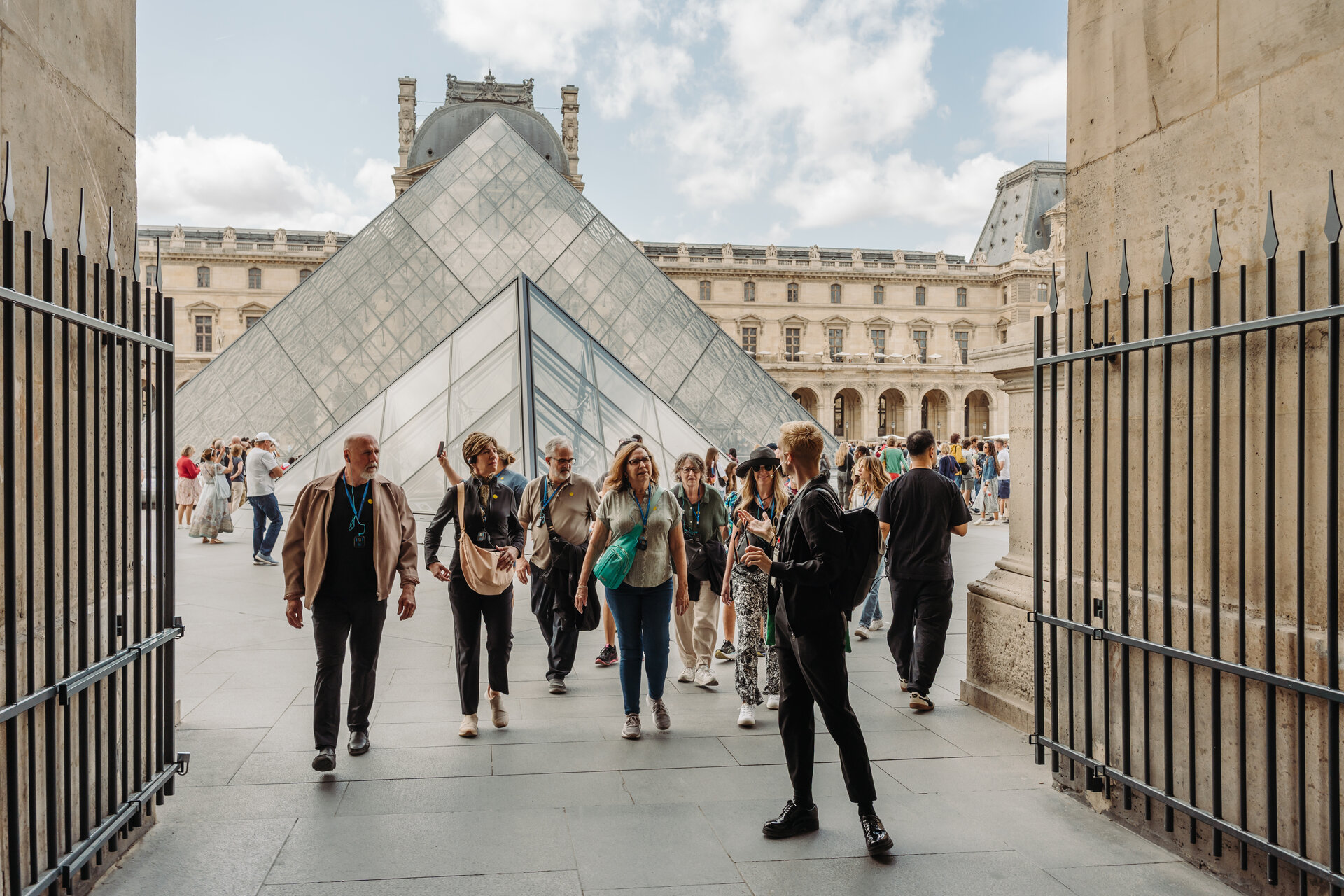 Paris in a Day with Louvre, Eiffel Tower, City Walk & Cruise in Small Group - Alojamientos en Paris