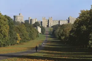 London, Windsor Castle & Henry VIII's Hampton Court Palace with Free Snack Pack