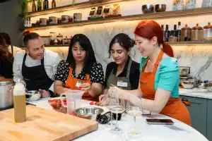 Domina la Cocina Italiana: Clase de Cocina de Pizza y Gelato con Vino Ilimitado en la Piazza Mattei