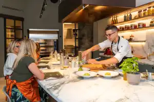 Domina la Cocina Italiana: Clase de Cocina de Pasta, Ravioles y Tiramisú en Piazza Mattei