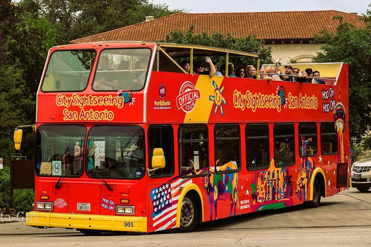How to get to Rivercenter Mall in San Antonio by Bus?