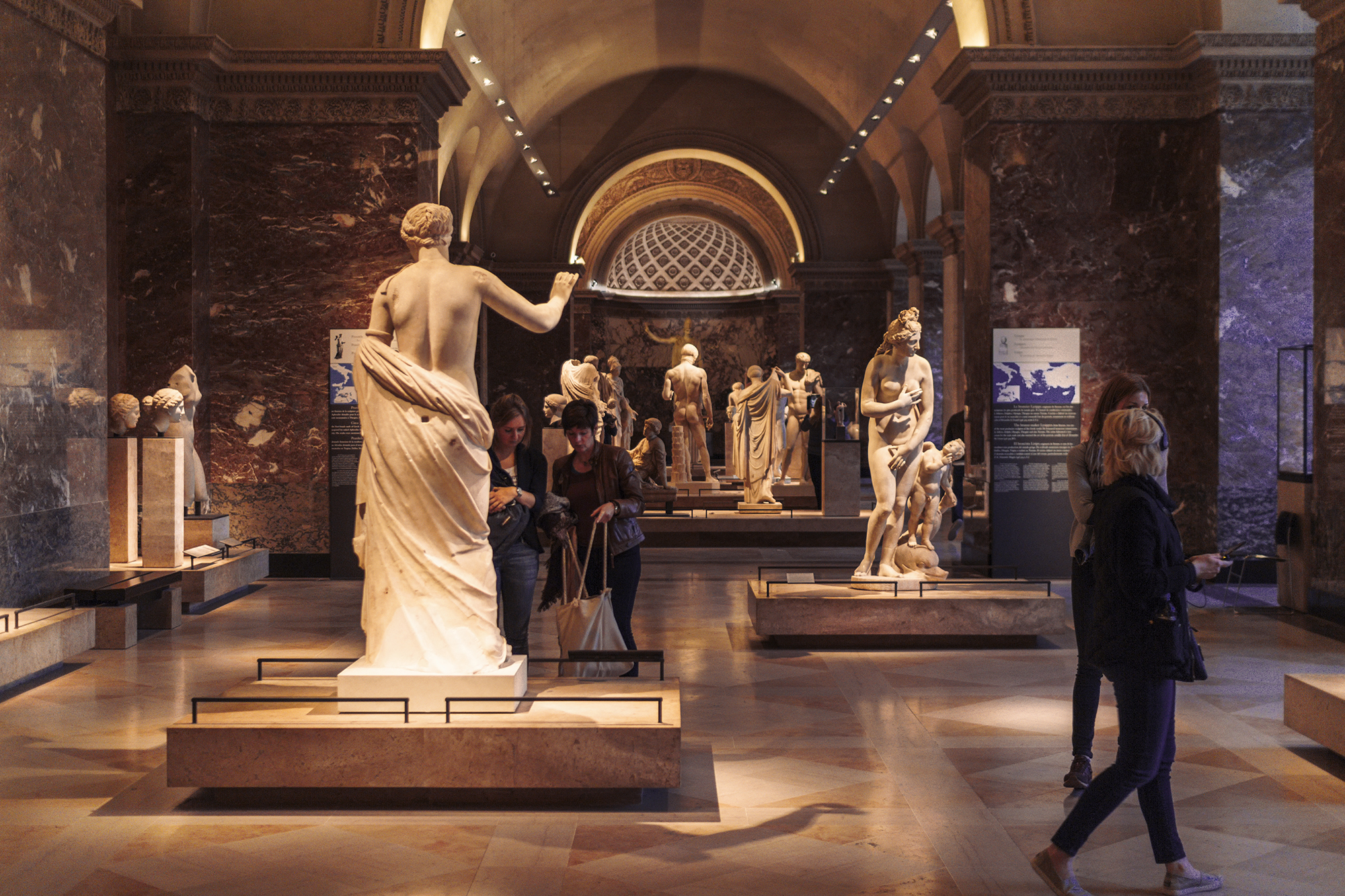 Closing Time at the Louvre: The Mona Lisa at Her Most Peaceful in Small Group - Alojamientos en Paris
