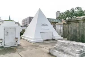 1-Day Hop-On Hop-Off and Cemetery Combo
