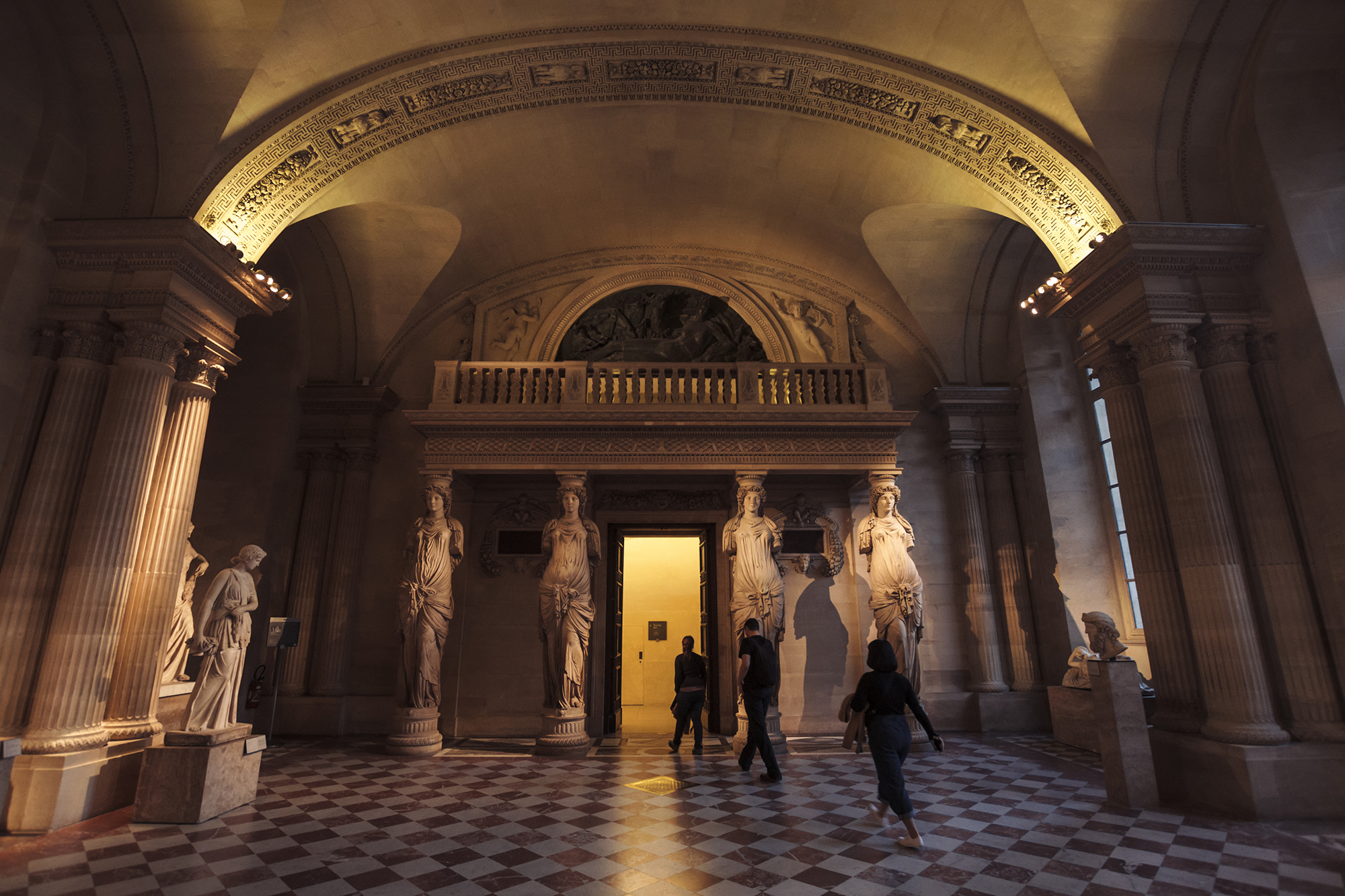 Closing Time at the Louvre: The Mona Lisa at Her Most Peaceful in Small Group - Alojamientos en Paris
