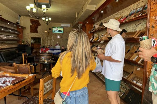 A man and a woman on the Cigar and Coffee Walking Half-Day Guided Tour in the Little Havana