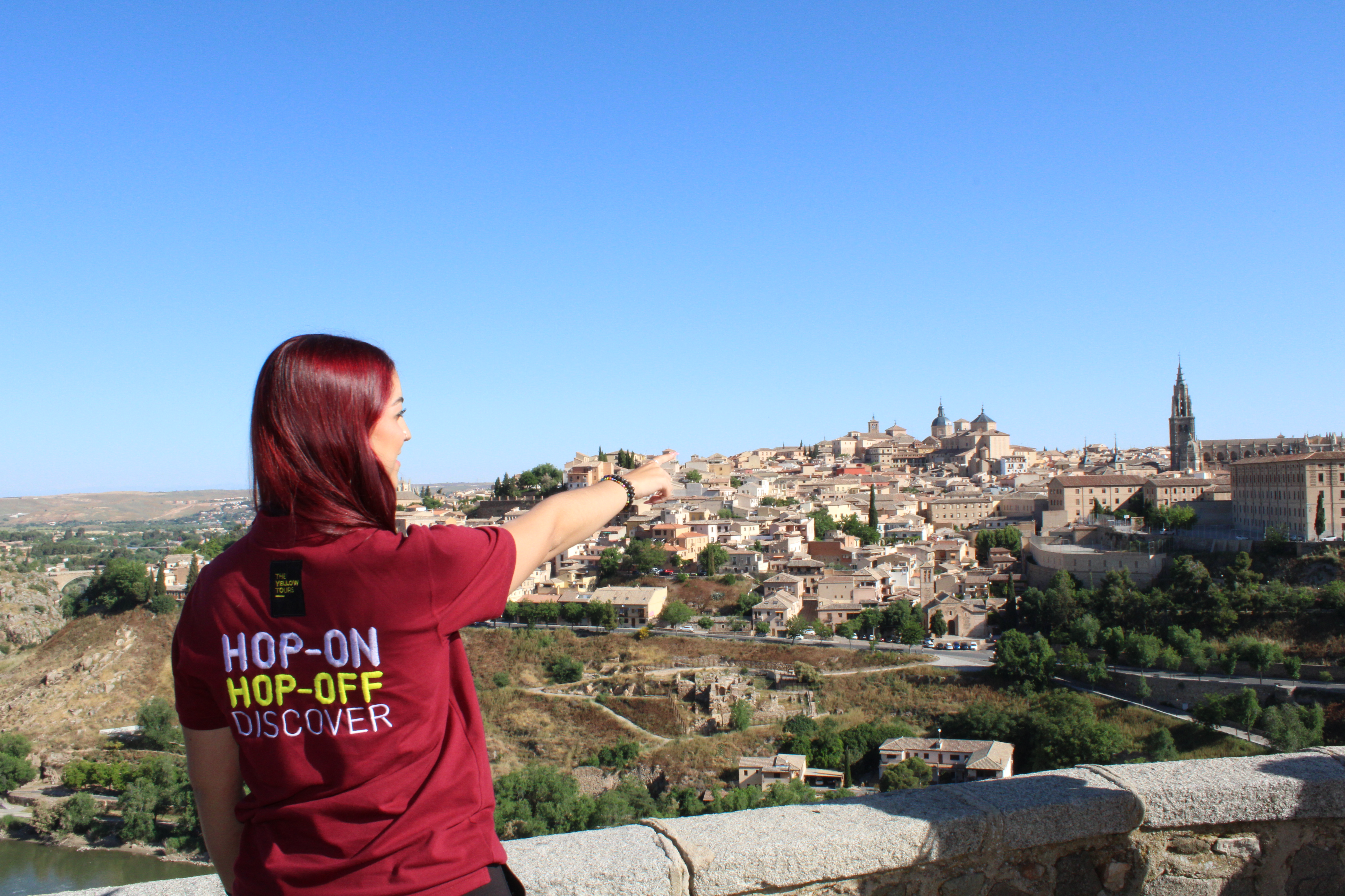 Explicación del guía en vivo en el Mirador del Valle