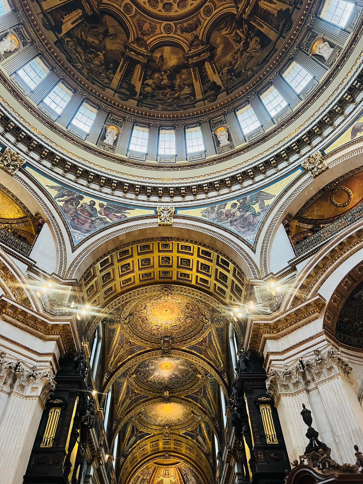 Full Day Tour with Tower of London, Changing of the Guard, River Cruise, St. Paul's Cathedral and Optional London Eye  - Alloggi in London