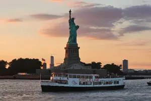 Circle Line Statue at Sunset – 90 minutes