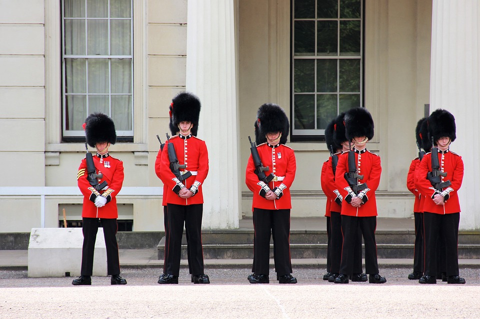 Full Day Tour with Tower of London, Changing of the Guard, River Cruise, St. Paul's Cathedral and Optional London Eye  - Alloggi in London