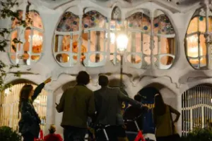 Barcelona Night Bike Tour with Local Tapas and Cava