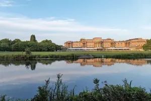 Buckingham Palace Entrance + Open Top Bus Tour