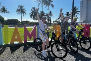 Highlights of Miami Beach  Bike 2 hr Tour in English and Spanish