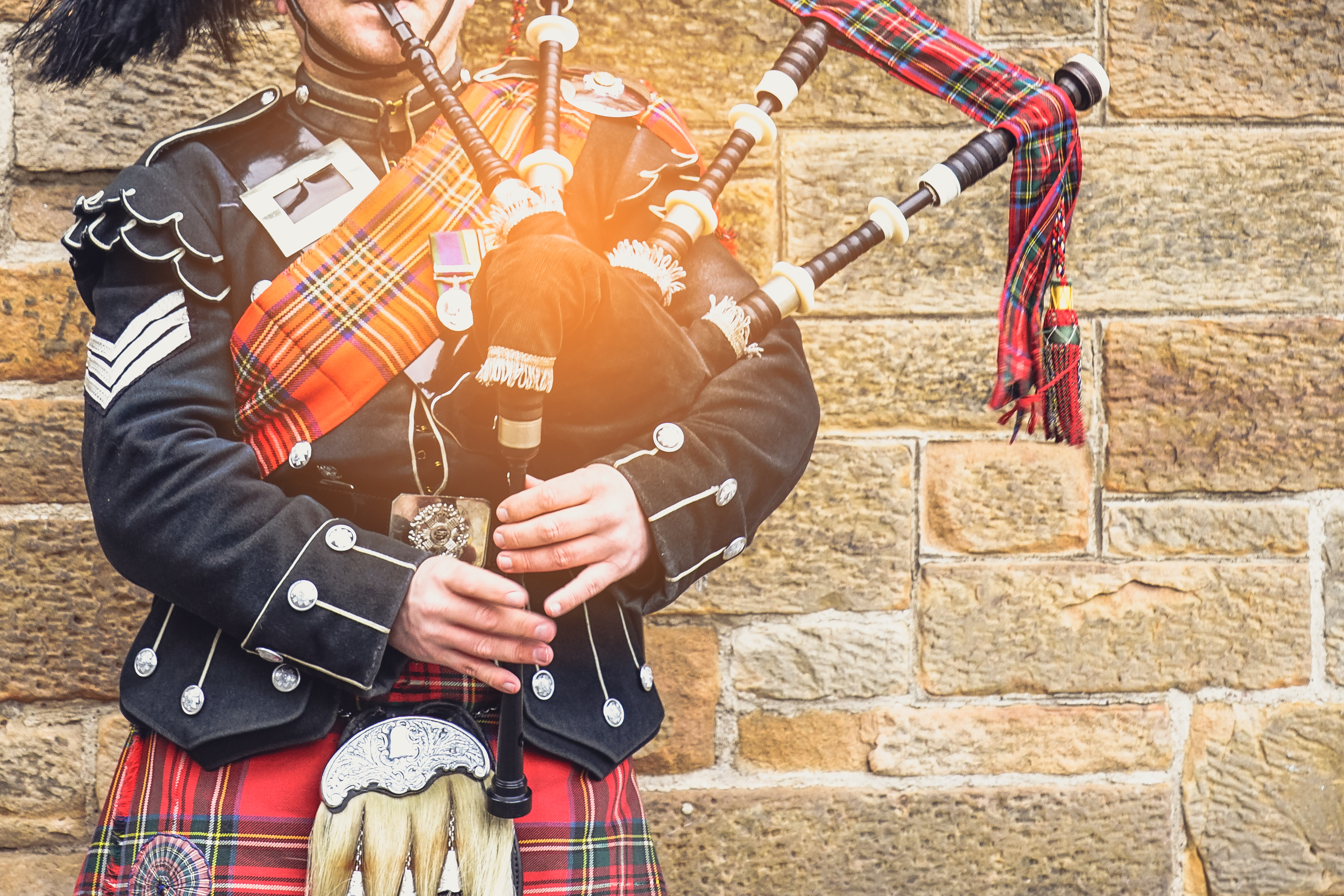 Day Trip to Edinburgh with Bus Tour & Edinburgh Castle Entry – Image 1 | WeShare