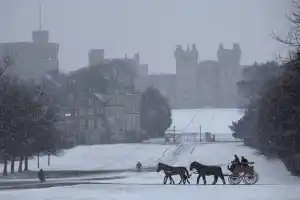 Windsor, Oxford and Avebury's Stone Circle with Traditional Christmas Lunch