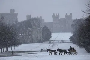 Windsor, Oxford and Avebury's Stone Circle with Traditional Christmas Lunch