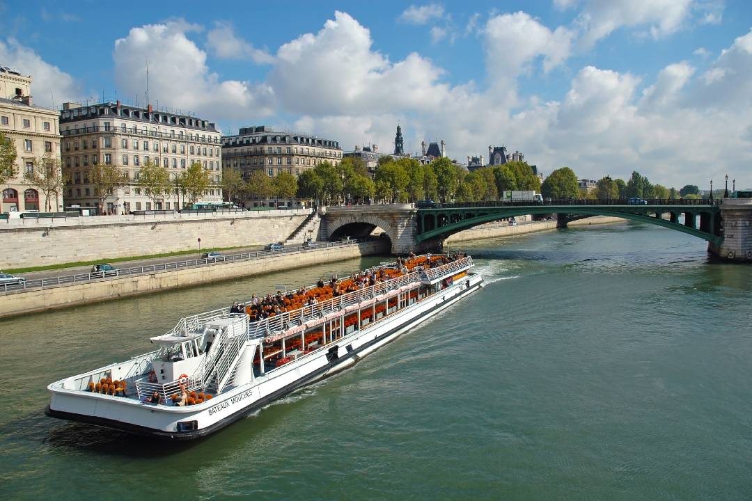 Discover the Charms of Paris Day Trip to Montmartre, Louvre, and River Seine Cruise