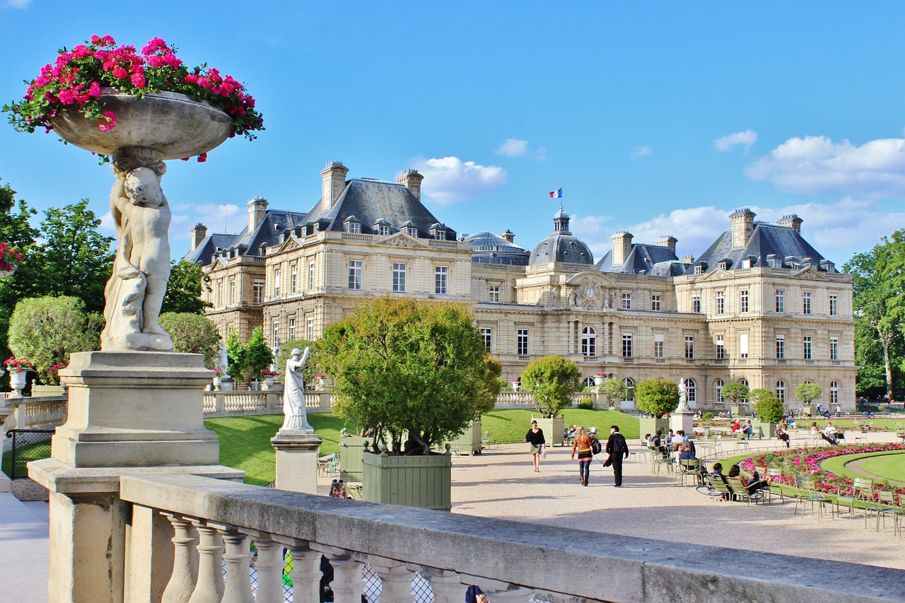 Paris in a Day: Eiffel Tower Summit, Notre Dame & Latin Quarter Tour in Small Group - Alojamientos en Paris