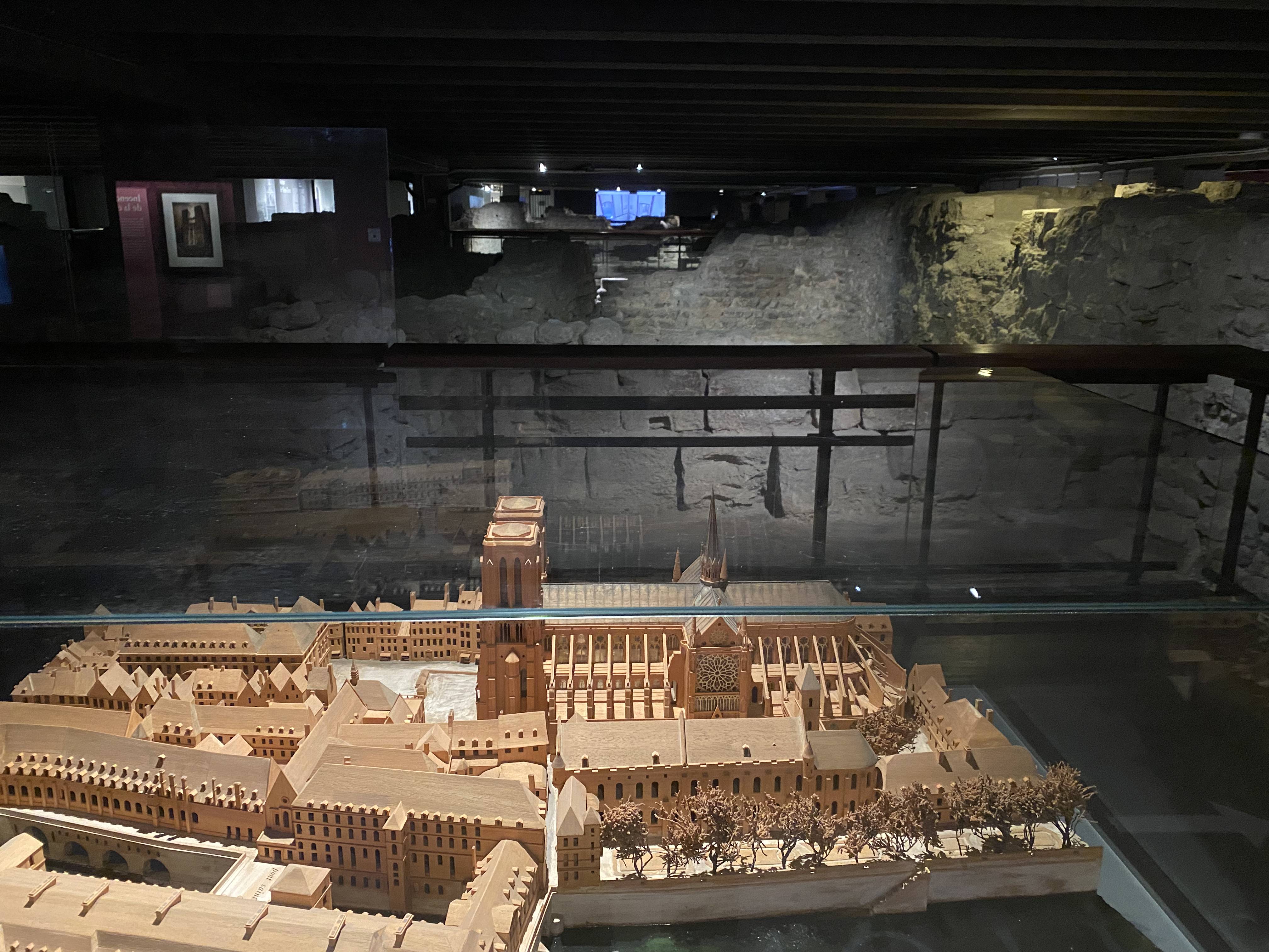 Guided Tour of Île de la Cité and Notre-Dame’s Exterior with Crypt Entry in Small Group - Alojamientos en Paris
