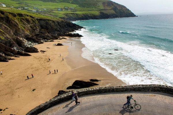 Experience breathtaking views of the Atlantic Ocean at Coumeenoole Beach. ebike tour bike hire bike rental