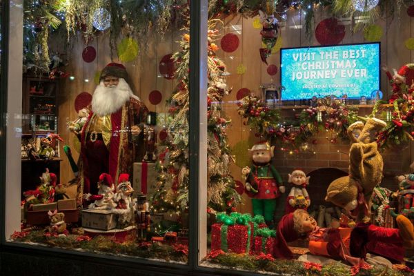 Santa Display at the Holiday Markets & Christmas Lights Tour