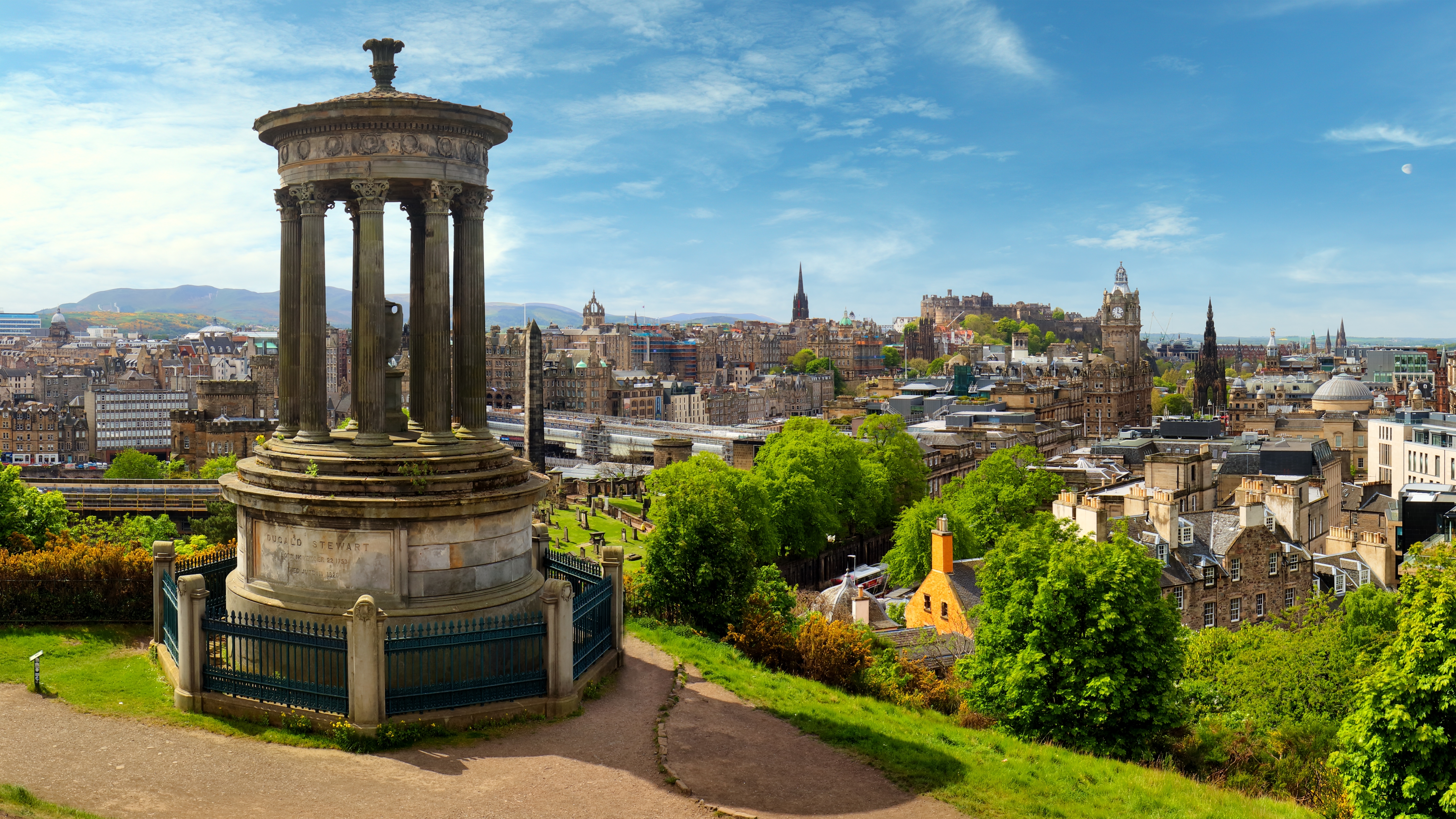 Day Trip to Edinburgh with Bus Tour & Edinburgh Castle Entry – Image 3 | WeShare