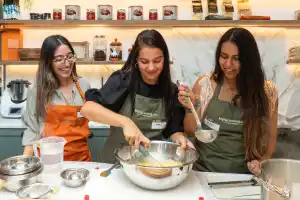 Roma: Clase de Cocina Privada – Pizza y Gelato con Vino en la Piazza Mattei