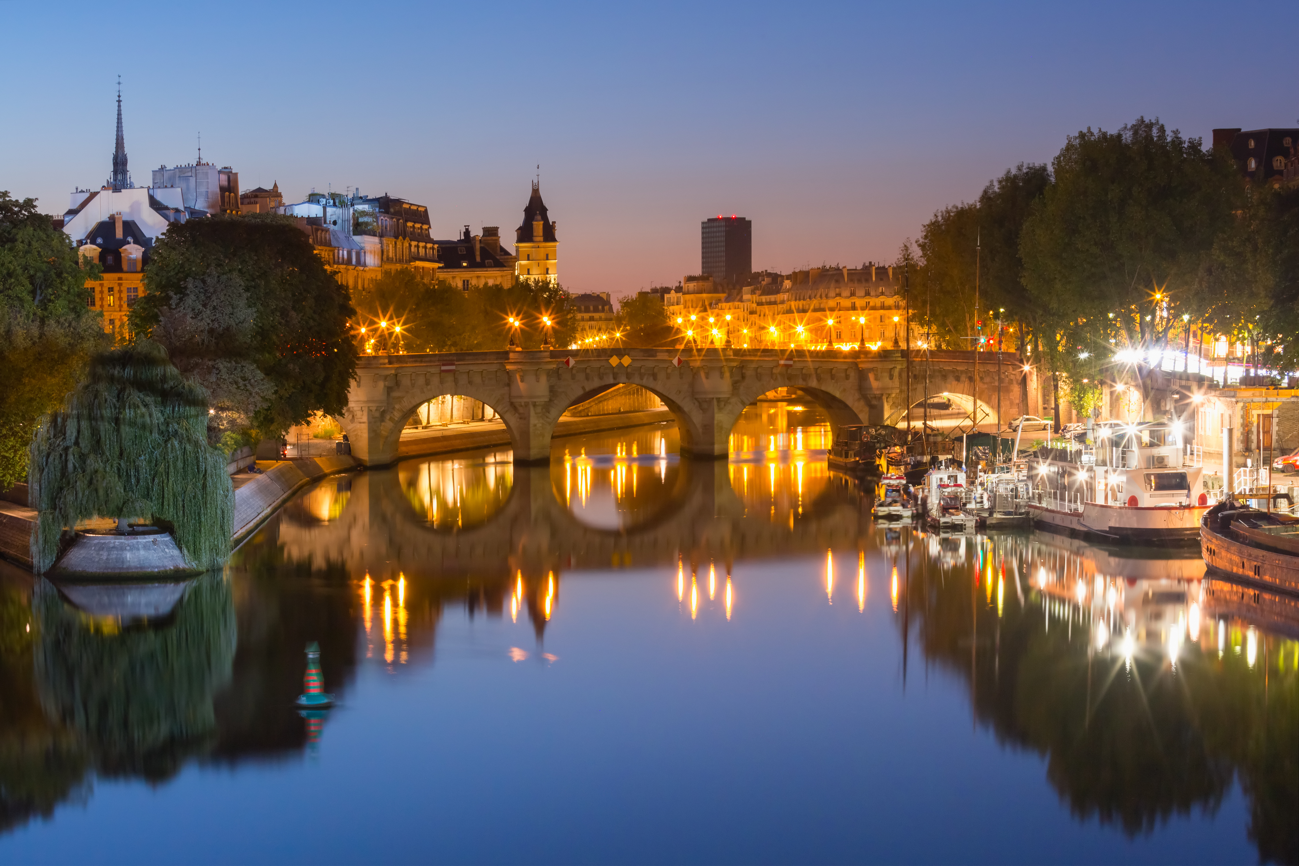 Paris Ghost Walking Tour: From Pont Neuf to Notre Dame in Small Group - Alojamientos en Paris