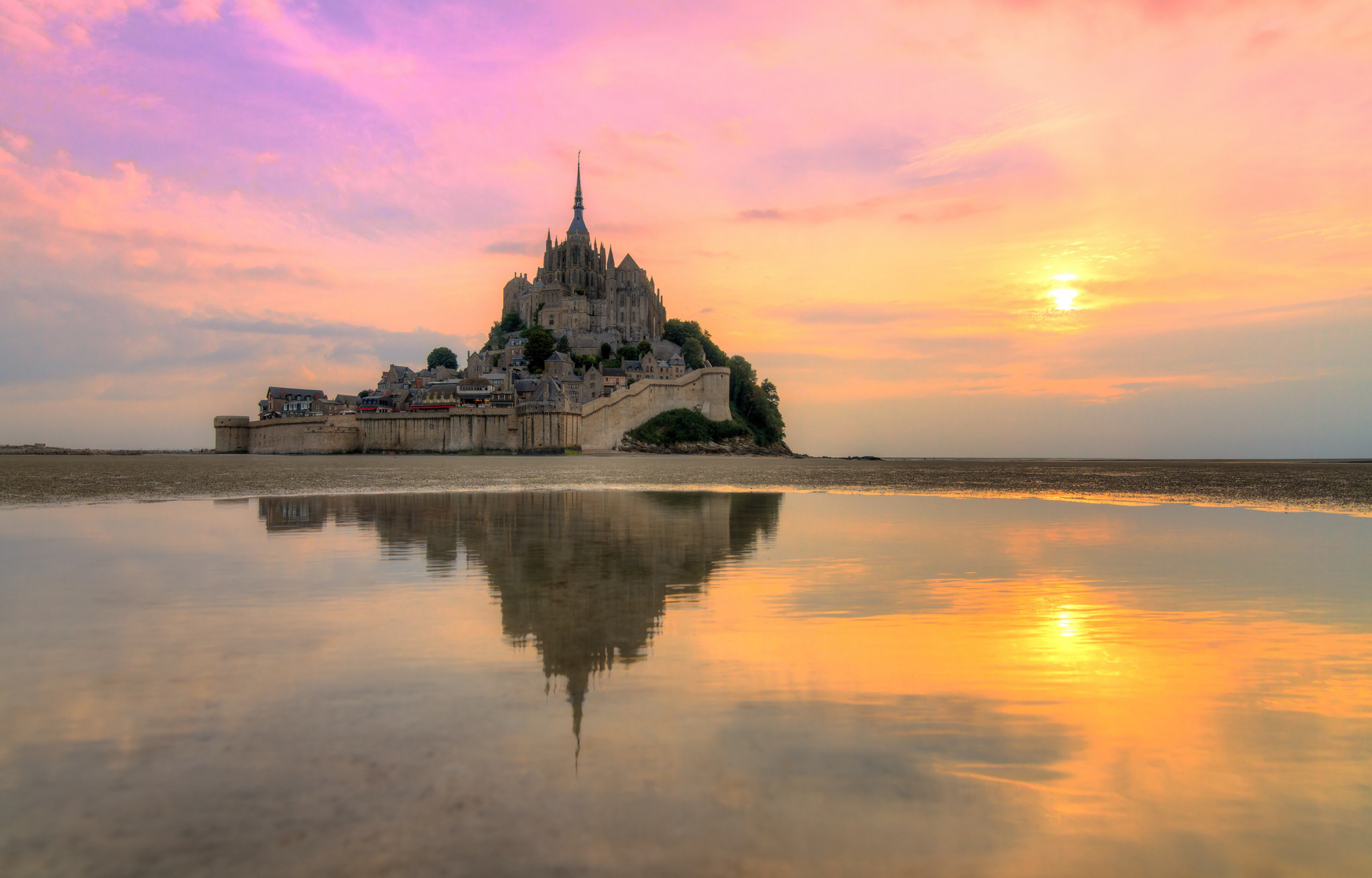 D-Day Experience: Omaha Beach, Pointe du Hoc & Mont Saint-Michel in One Day