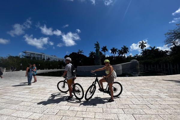 A guy and a girl on the Highlights of Miami Beach  Bike 2 hr Tour