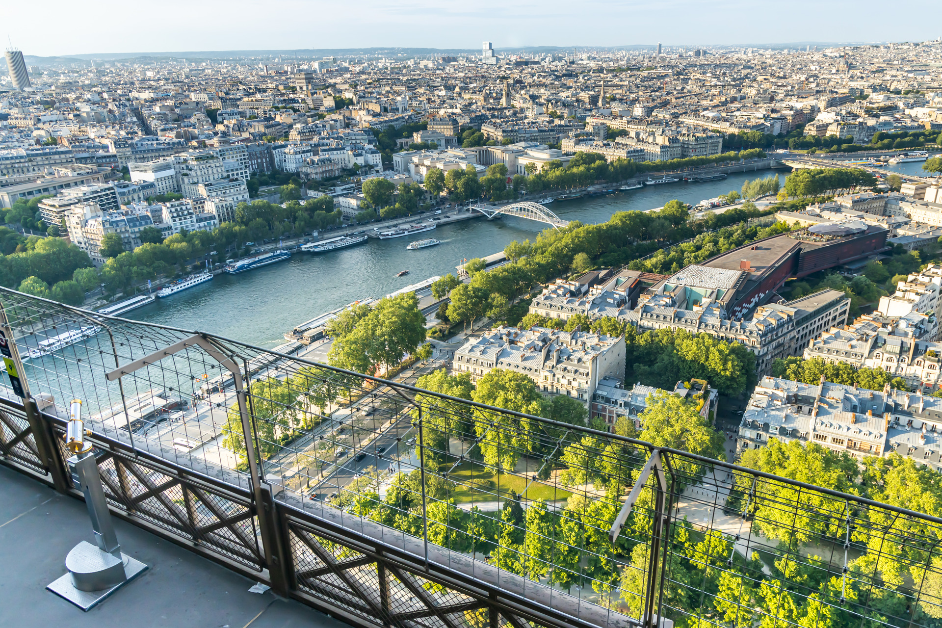 Skip-the-Line Eiffel Tower and Trocadero Gardens Tour in Small Group - Alojamientos en Paris