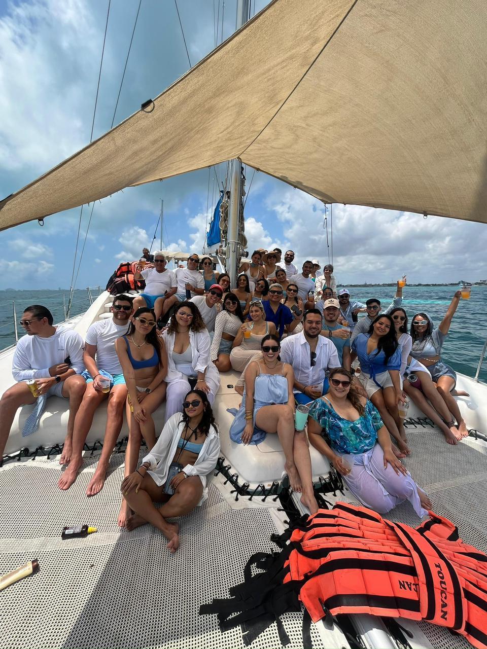 Catamarán a Isla Mujeres, Barra Libre y Acceso a Beach Club
