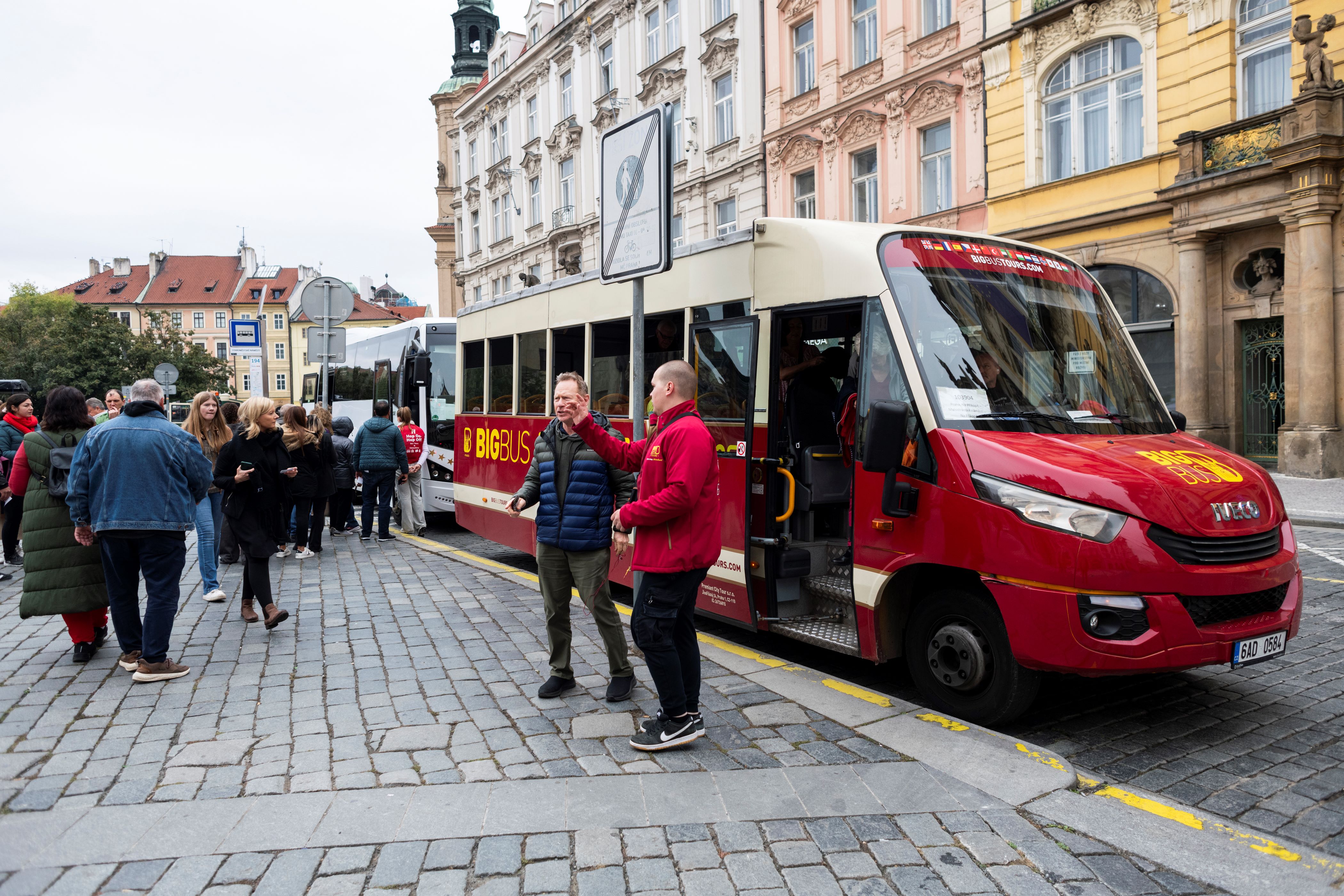 Bilhete Big Bus Praga Essential 1-Dia Hop-on Hop-off com Cruzeiro  - Acomodações em Praga