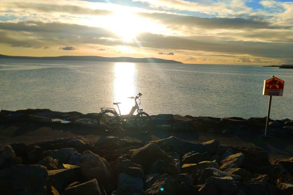 Experience the Salthill Prom in all its glory as you venture west of the city on an ebike tour! cycle galway rent a bike
