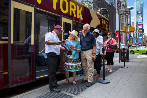 Passengers talk to guide on Big Bus NY Classic HoHo