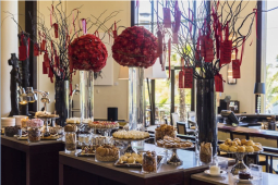Recommendation: 2. Indulge in pink bubbly and gold-leaf pastries at the V&amp;A Waterfront (<a href="https://www.citysightseeing.co.za/en/cape-town/v-a-waterfront">stop 1</a>)