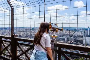 Paris bei Nacht: Abenteuer auf der Spitze des Eiffelturms