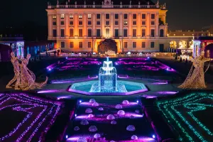 Big Bus Vienna Christmas Tour & Imperial Lights at Schönbrunn Palace Garden
