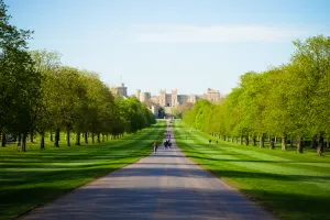 London, Windsor Castle & Henry VIII's Hampton Court Palace with Free Snack Pack