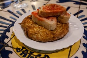 Pan con tomate and Spanish tortilla during private Barceloneta tapas tour