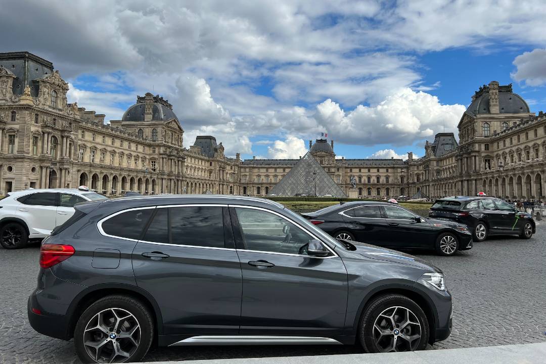Paris Private Day Tour with Driver Guide – Image 3 | WeShare