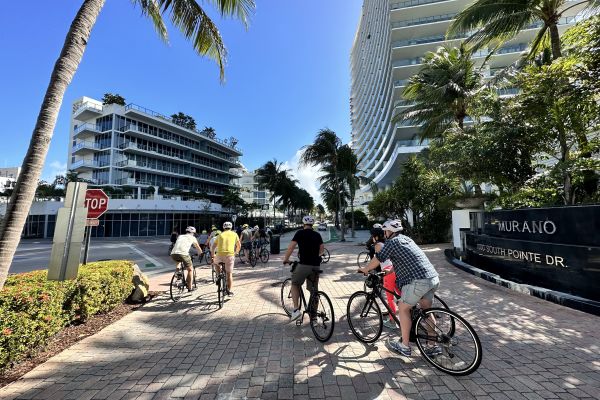 A group on the Highlights of Miami Beach  Bike 2 hr Tour in English and Spanish