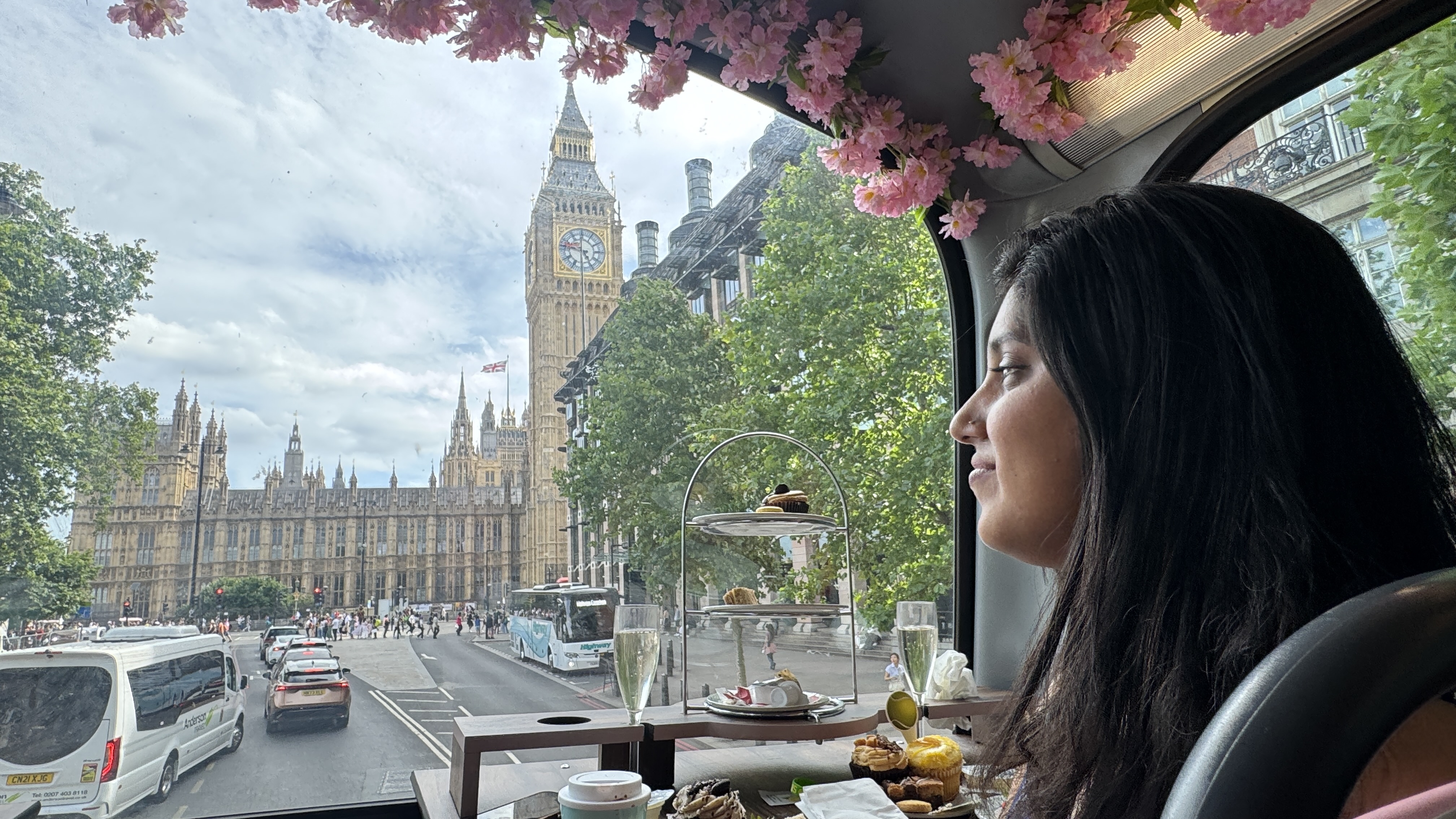 Afternoon Tea Bus with Panoramic Tour of London – Image 3 | WeShare