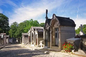 Pere Lachaise Cemetery Walking Tour: Scandals and Love Affairs