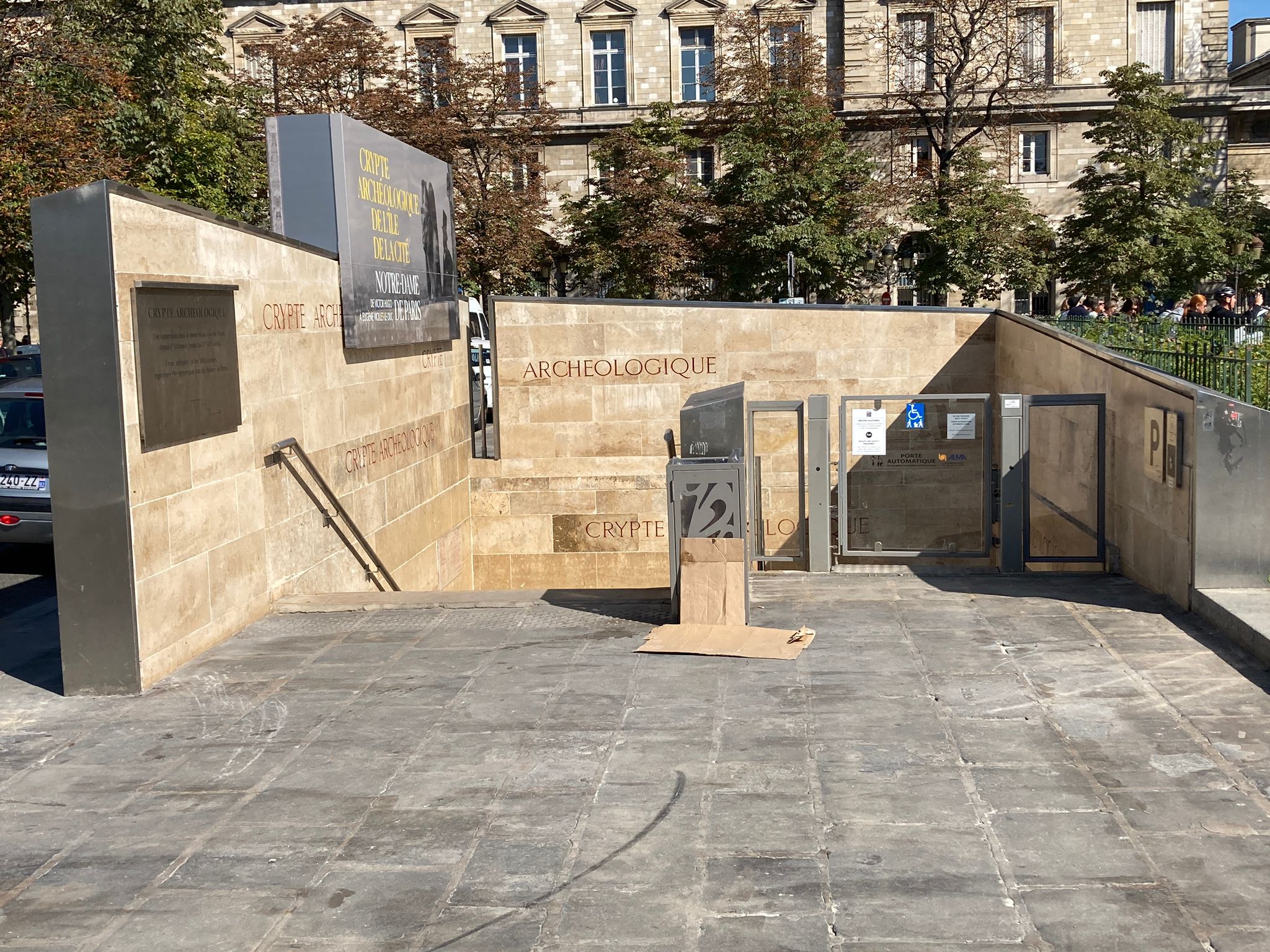 Guided Tour of Île de la Cité and Notre-Dame’s Exterior with Crypt Entry in Small Group - Alojamientos en Paris