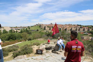 Explicación del guía en vivo en el Mirador del Los Cuatro Postes (Ávila)