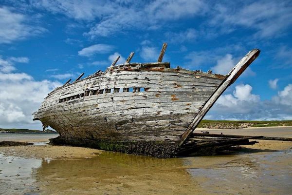 Bád Eddie, meaning 'Eddie's Boat', ran aground off Bunbeg in 1977 during a storm. The shipwreck is a popular tourist attraction now.